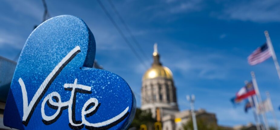 Le Capitole de l'Etat américain de Géorgie derrière un panneau appelant à participer aux élections de mi-mandat, à Atlanta le 9 novembre 2022