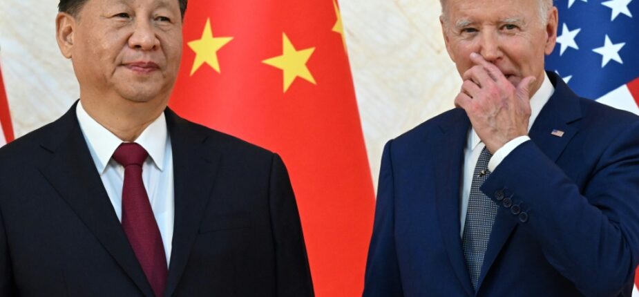 Les présidents américain Joe Biden (droite) et chinois Xi Jinping (gauche) à Nusa Dua, à Bali, le 14 novembre 2022