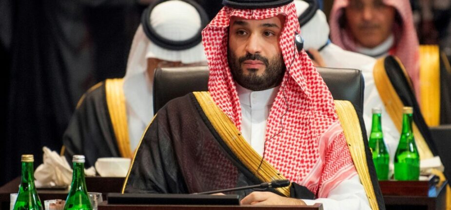 Une photo fournie par le palais saoudien montre le prince héritier Mohammed ben Salmane participant au sommet du G20 à Bali, le 15 novembre 2022