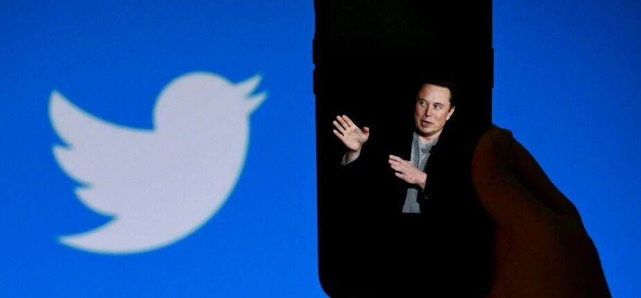 Le logo de Twitter et une photo d'Elon Musk sur un écran de smartphone, le 4 octobre 2022, à Washington