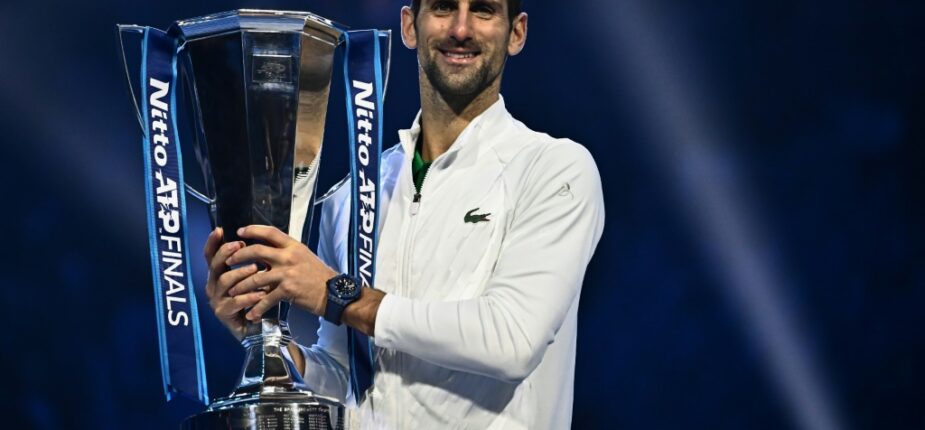Le Serbe Novak Djokovic pose avec le trophée des Masters qu'il a remporté le 20 novmebre 2022 à Turin face à Casper Ruud