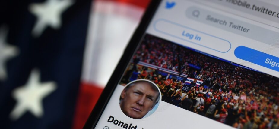 Cette photo d'illustration prise le 10 août 2020 montre le compte Twitter attribué à l'ancien président américain Donald Trump.
