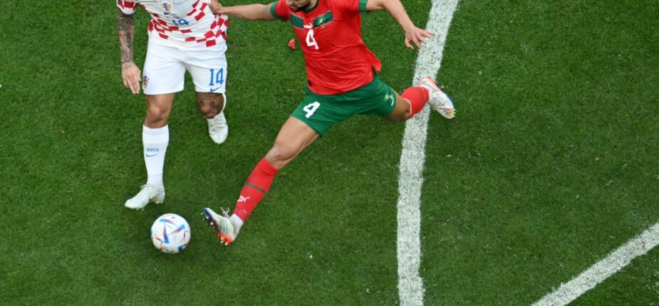 Le milieu marocain Sofyan Amrabat (D) tacle l'attaquant croate Marko Livaja lors du match du Mondial entre leurs deux sélections, le 23 novembre 2022 à Al Khor