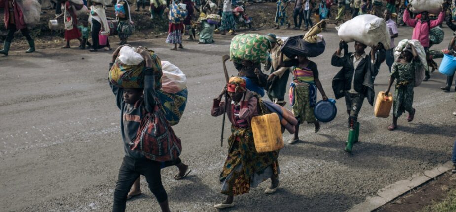 Des Congolais, fuyant les combats, se dirigent vers Goma, le 15 novembre 2022 dans l'est de la RDC