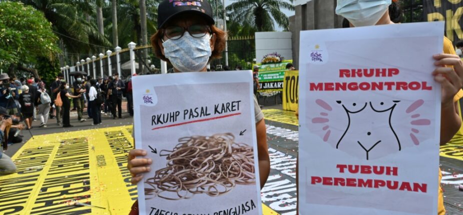 Manifestation contre une nouvelle loi punissant le sexe hors mariage devant le Parlement, le 5 décembre 2022 à Jakarta, en Indonésie