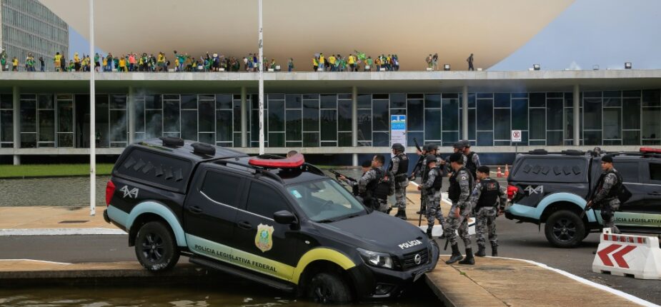 Une voiture de police accidentée dans une fontaine pendant l'invasion du Congrès à Brasilia par des partisans de l'ex-président Jair Bolsonaro, le 8 janvier 2023