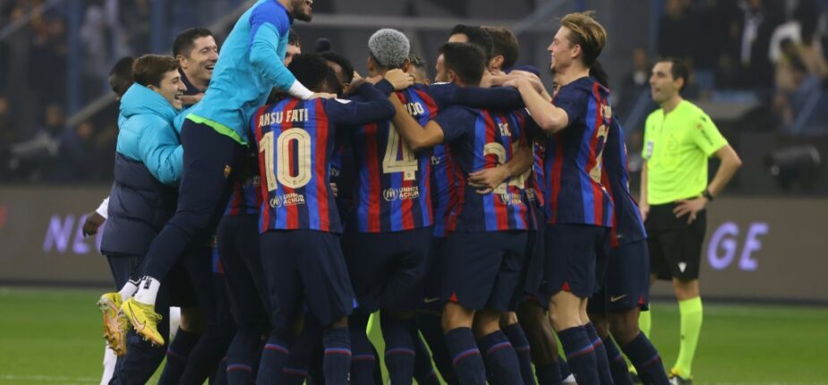 Les joueurs du FC Barcelone euphoriques après leur vctoire contre le Real Madrid en finale de la Supercoupe d'Espagne à Ryad, le 15 janvier 2023
