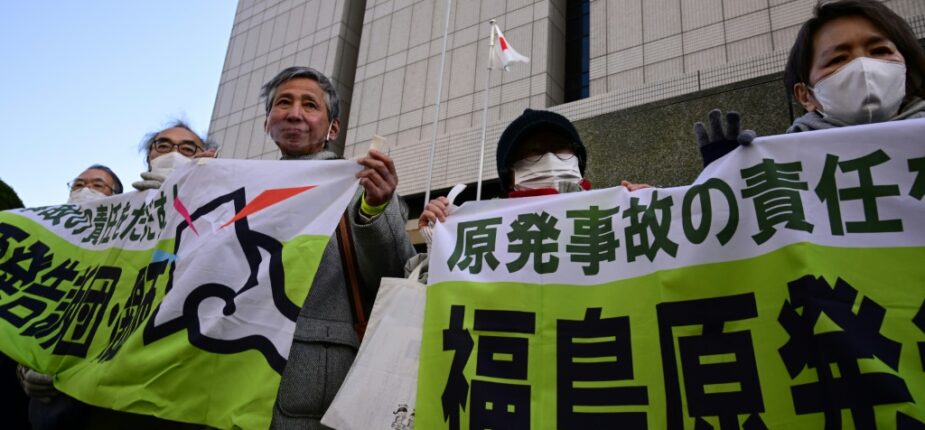 Manifestation réclamant une condamnation en appel de trois ex-dirigeants de Tepco après la catastrophe de Fukushima, devant la Haute cour de Tokyo le 18 janvier 2023