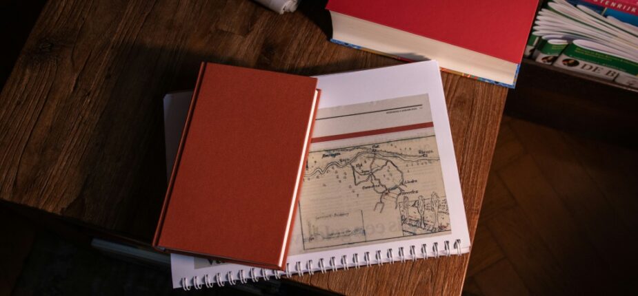 Une carte indiquant l'emplacement d'un butin nazi enterré pendant la Seconde Guerre mondiale, chez Klass Tammes, ancien maire d'Ommeren, le 14 janvier 2023 aux Pays-Bas