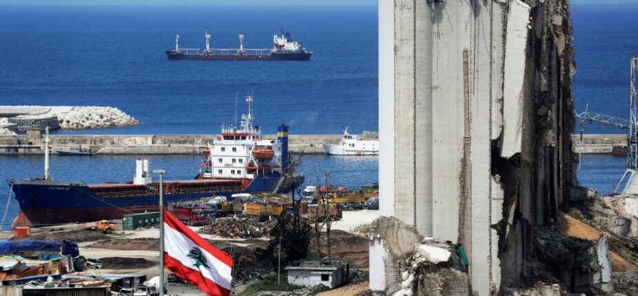 Le port de Beyrouthe avec ses silos en ruines, le 9 avril 2021