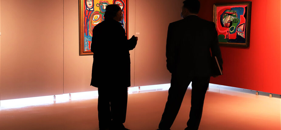 Des invités méditent des toiles de l'artiste peintre Chaibia Talal lors du vernissage de l’exposition sous le thème “Chaibia Talal la magicienne des arts”, organisée par la Fondation de la Caisse de dépôt et de gestion (CDG). 10122020 - Rabat