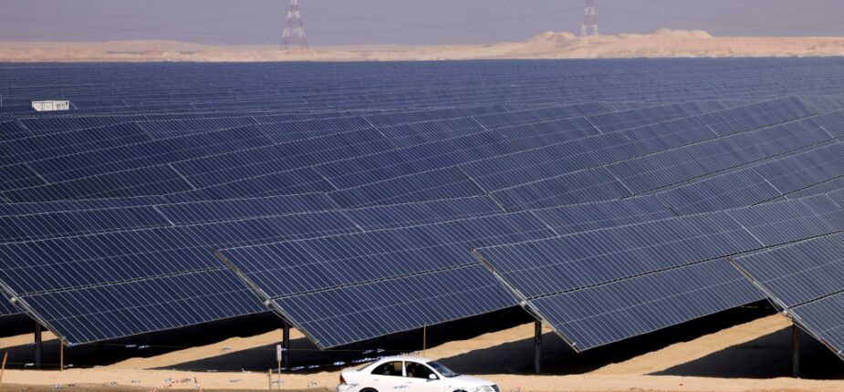 Les panneaux solaires à perte de vue de la centrale photovoltaïque Al Dhafra à Abou Dhabi, le 31 janvier 2023
