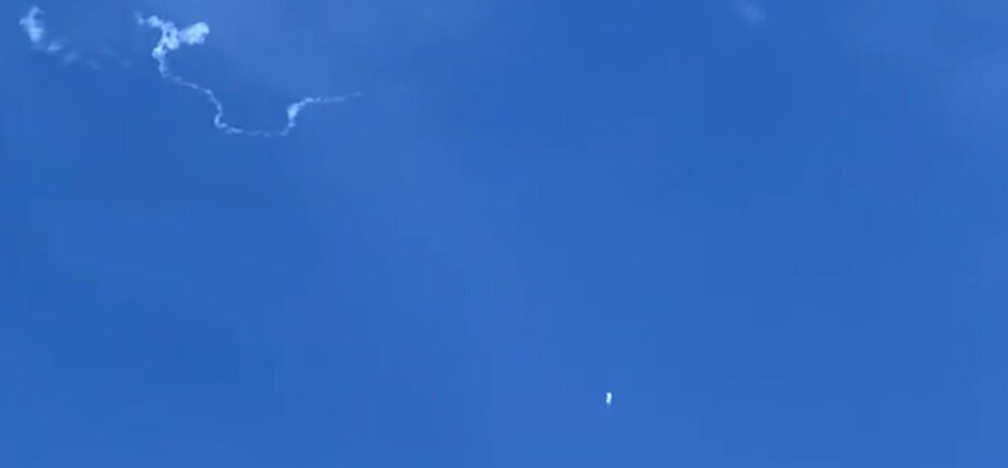 Image d'un ballon chinois abattu par l'armée américaine le 4 février 2023, prise depuis Myrtle Beach en Caroline du Sud