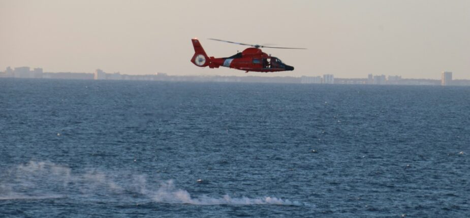 Un hélicoptère de la Garde côtière américaine survole la mer à la recherche de débris du ballon chinois abattu dans l'Atlantique, le 4 février 2023 (Image distribuée par l'US Navy)