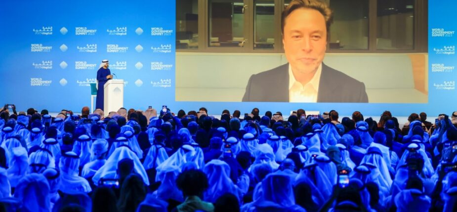 Le patron de Twitter Elon Musk en visioconférence lors d'un forum à Dubaï, le 15 février 2023 aux Emirats arabes unis