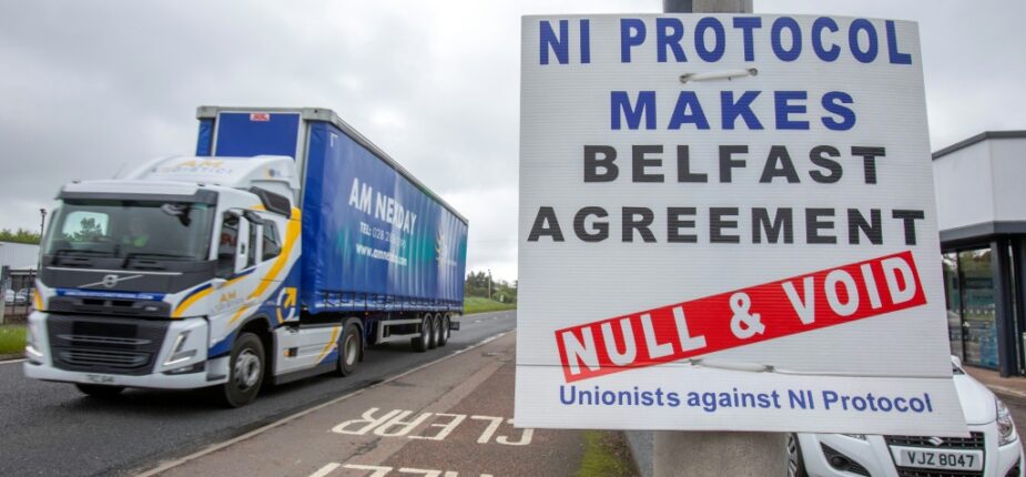 Une pancarte anti-protocole nord-irlandais près du port de Larne, au nord de Belfast, le 17 mai 2022 en Irlande du Nord