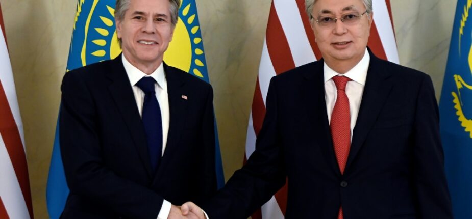 Le secrétaire d'Etat américain Antony Blinken avec le président du Kazakhstan Kassym-Jomart Tokaïev, dans le palais présidentiel d'Astana, le 28 février 2023
