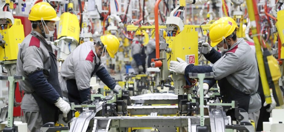 Des employés d'une usine d'assemblage automobile à Qingdao, le 14 janvier 2023 en Chine