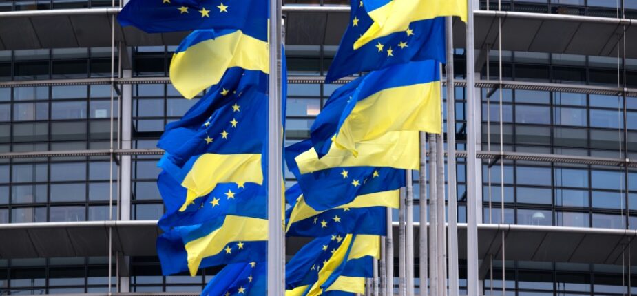 Des drapeaux de l'Union européenne et de l'Ukraine flottant devant le Parlement européen à Strasbourg, le 24 février 2023