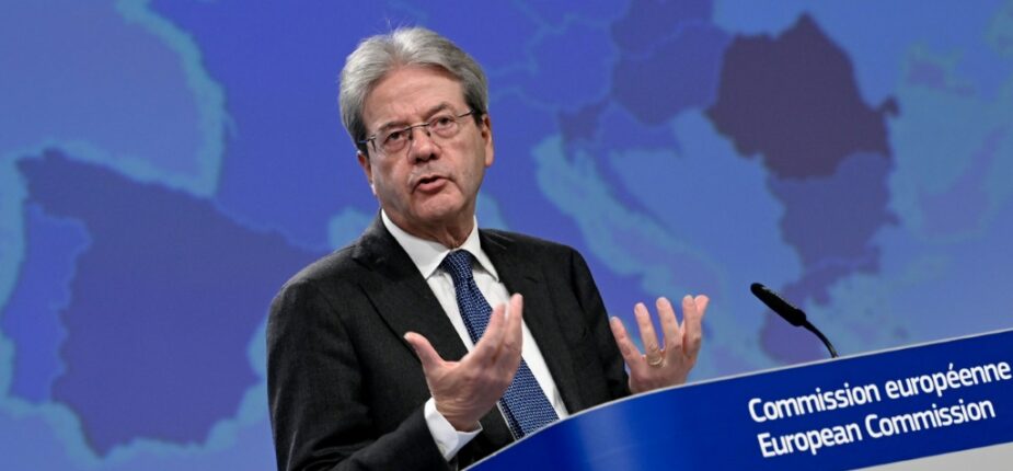 Le commissaire européen à l'Economie, Paolo Gentiloni s'exprime lors d'une conférence de presse le 13 février 2023 à Bruxelles