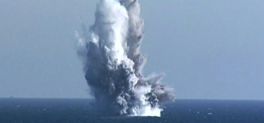 Photo diffusée par l'agence nord-coréenne KCNA montrant l'explosion d'un drone d'attaque sous-marin, le 23 mars 2023 en mer du Japon