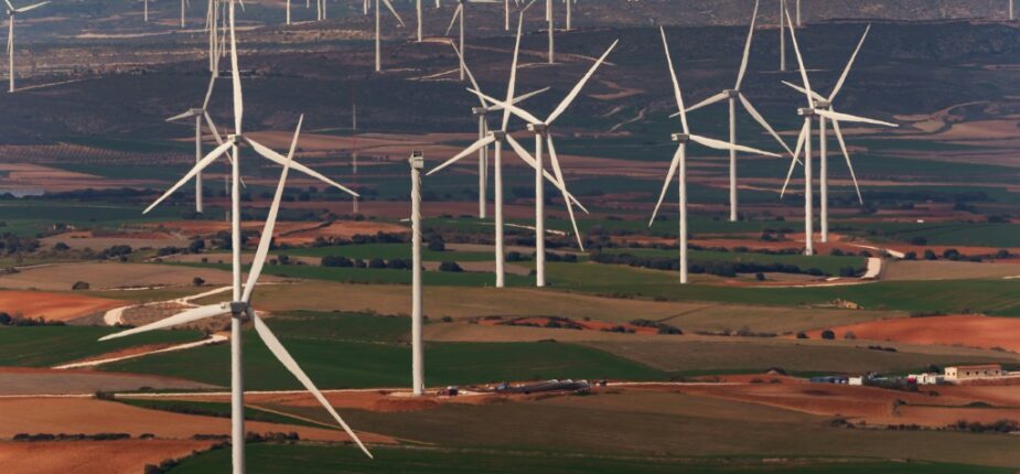Des éoliennes à Villar de los Navarros, dans la région de Saragosse, en Espagne le 5 avril 2022