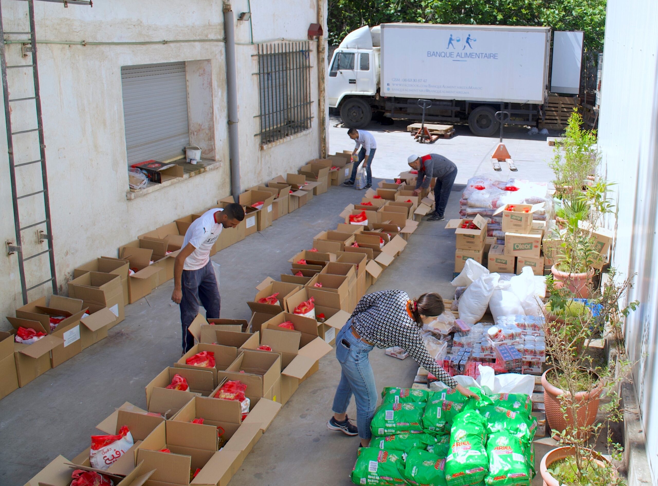 Preparation des paniers Ramadan Attadamoun Fondation Lydec