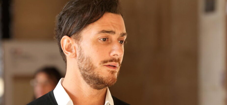 La star marocaine Saad Lamjarred jugée pour un viol avec violences Le chanteur marocain Saad Lamjarred comparaît devant la cour dassises de Paris. Il est accusé davoir violé et frappé une jeune femme dans une chambre dhôtel en 2016 en marge dun concert prévu à Paris.Avec sa femme Ghita El Alaki.