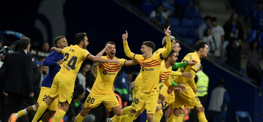 La joie des joueurs du FC Barcelone le 14 mai 2023 sur la pelouse de l'Espanyol: leur victoire 4-2 leur permet de décrocher le 27e titre de champion d'Espagne du Barça