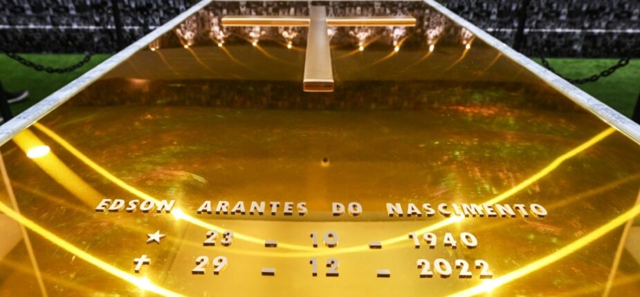 Vue détaillée du cercueil de la star brésilienne du football Pelé, dans son mausolée au cimetière commémoratif de la nécropole œcuménique de Santos, au Brésil, le 15 mai 2023