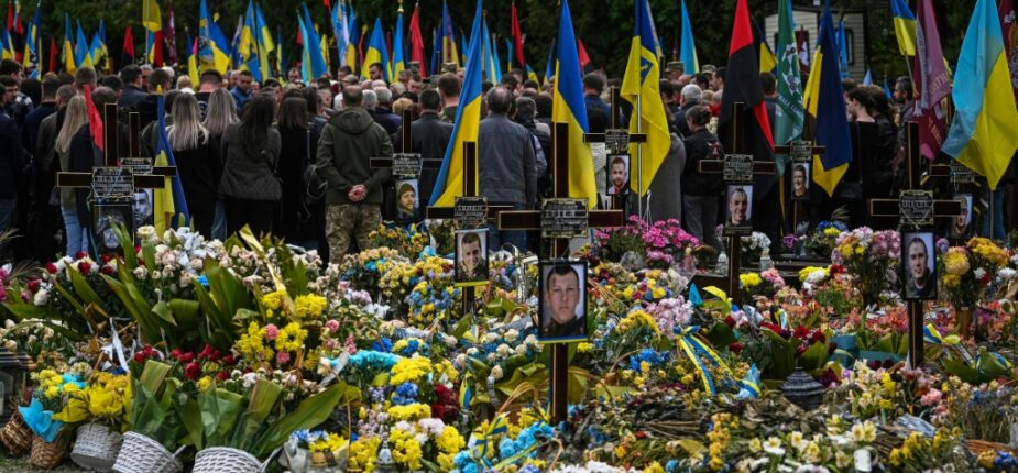 Funérailles d'un soldat ukrainien mort au combat, le 16 mai 2023 à Lviv, en Ukraine