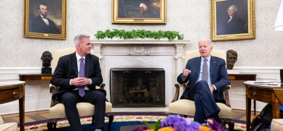 Le président Joe Biden et le chef de l'opposition Kevin McCarthy en amont d'une réunion en tête-à-tête dans le Bureau ovale de la Maison Blanche, le 22 mai 2023