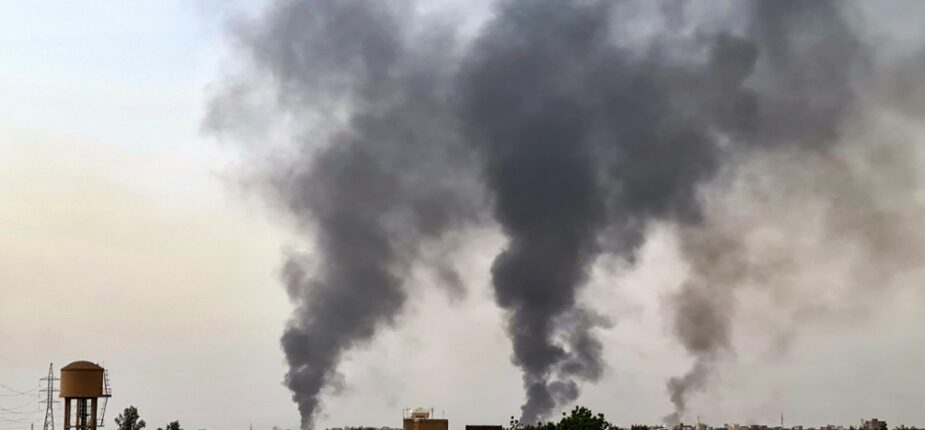 De la fumée s'élève au-dessus des bâtiments à Khartoum le 24 mai 2023