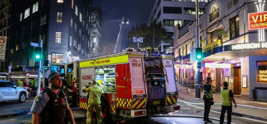 Plus d'une centaine de pompiers tentent jeudi d'éteindre un violent incendie d'un immeuble de sept étages à Sydney, qui se propage à d'autres bâtiments