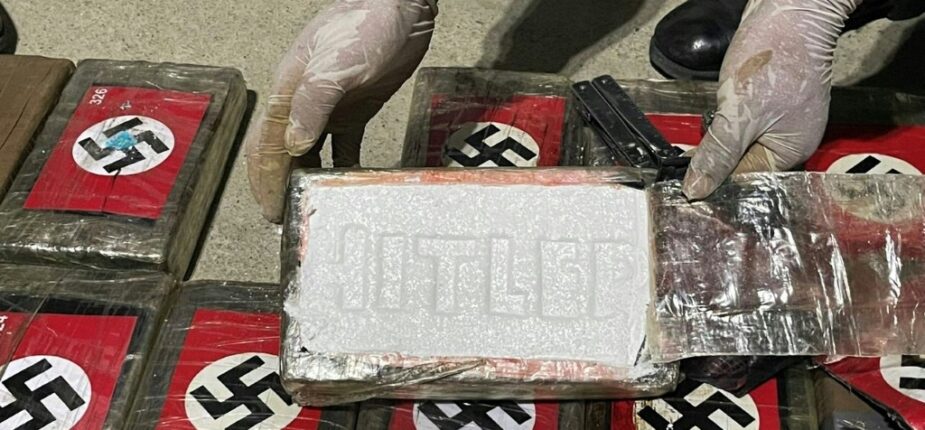 Photo diffusée par la police péruvienne de paquets de cocaïne floqués de signes nazis, saisis dans le port de Paita, le 25 mai 2023 au Pérou