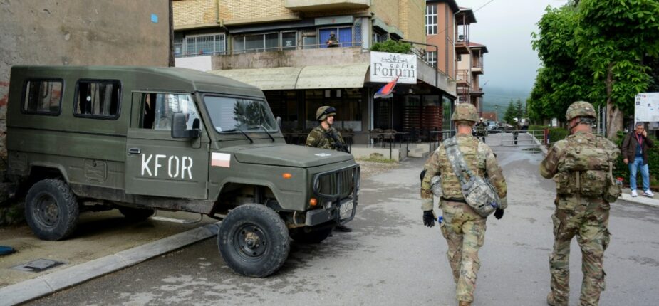 AFPDes soldats de l'OTAN patrouillent dans les rues de Zvecan, dans le nord du Kosovo, le 1er juin 2023, à la suite d'affrontements avec des manifestants serbes