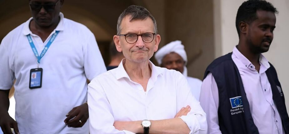 L'émissaire de l'ONU au Soudan Volker Perthes (au centre), le 24 avril 2023 pendant une opération d'évacuation d'étrangers à Port Soudan