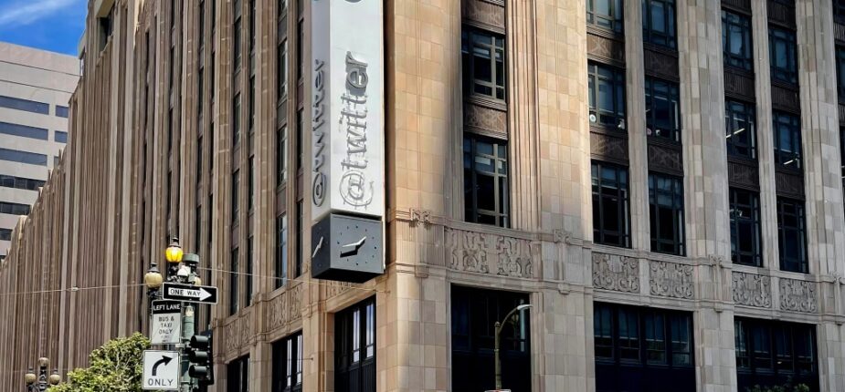 Le logo Twitter partiellement enlevé du siège de l'entreprise à San Francisco, en Californie, le 24 juillet 2023