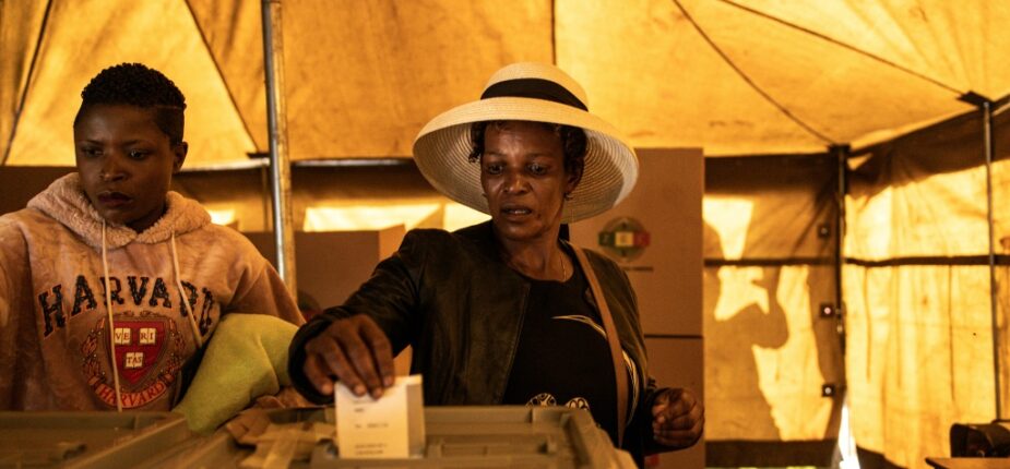 Dans un bureau de vote de Mbare, le 23 août 2023