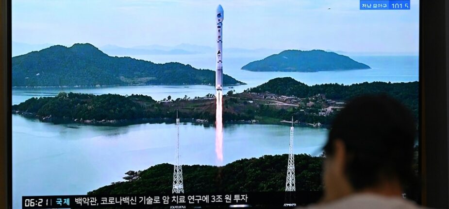 Un écran géant diffuse des images du décollage d'une fusée nord-coréenne transportant un satellite, le 24 août 2023 dans une gare à Séoul, en Corée du Sud