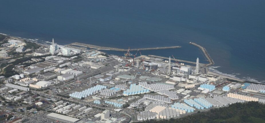 Vue aérienne des réservoirs d'eau traitée de la centrale nucléaire de Fukushima Daiichi, le 24 août 2023 au Japon