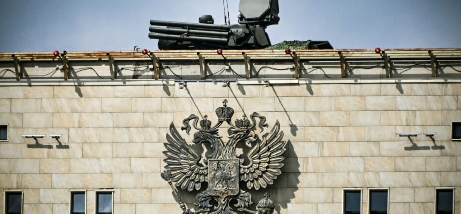 Un système de missiles de défense aérienne Pantsyr S-1 sur le toit du ministère russe de la Défense à Moscou, le 3 août 2023