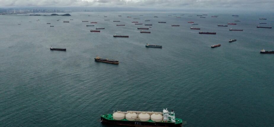 Vue aérienne de navires de marchandises attendant de pouvoir accéder au canal de Panama, le 23 août 2023 dans la baie de Panama