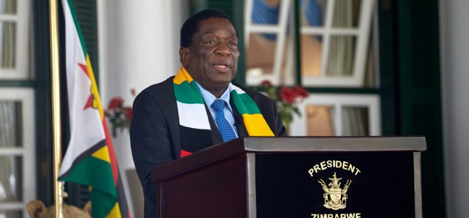 Le président zimbabwéen Emmerson Mnangagwa, reconduit pour un second mandat, lors d'une conférence de presse à Harare, le 27 août 2023