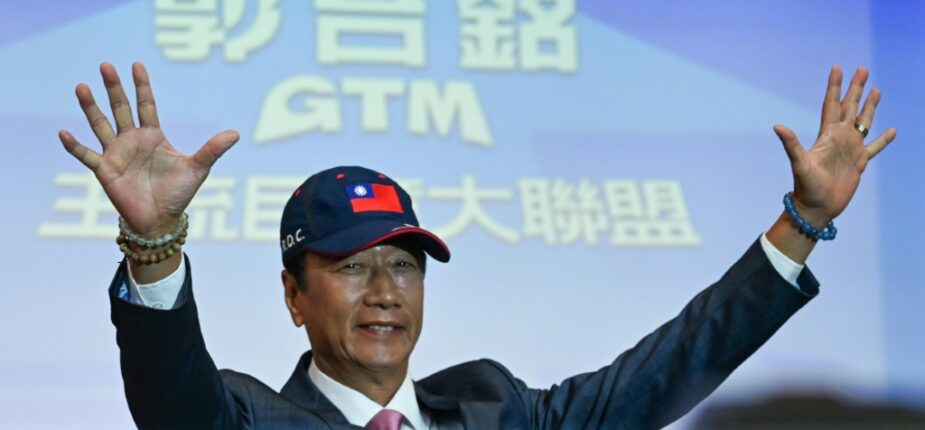 Le fondateur de Foxconn et milliardaire Terry Gou lors d'une conférence de presse où il a annoncé sa candidature officielle à l'élection présidentielle de Taïwan, le 28 août 2023 à Taipei