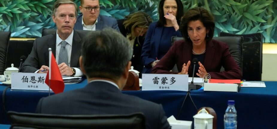 La secrétaire américaine au Commerce Gina Raimondo et l'ambassadeur américain en Chine Nick Burns (g) lors d'une rencontre avec le ministre du Commerce chinois Wang Wentao, le 28 août 2023 à Pékin
