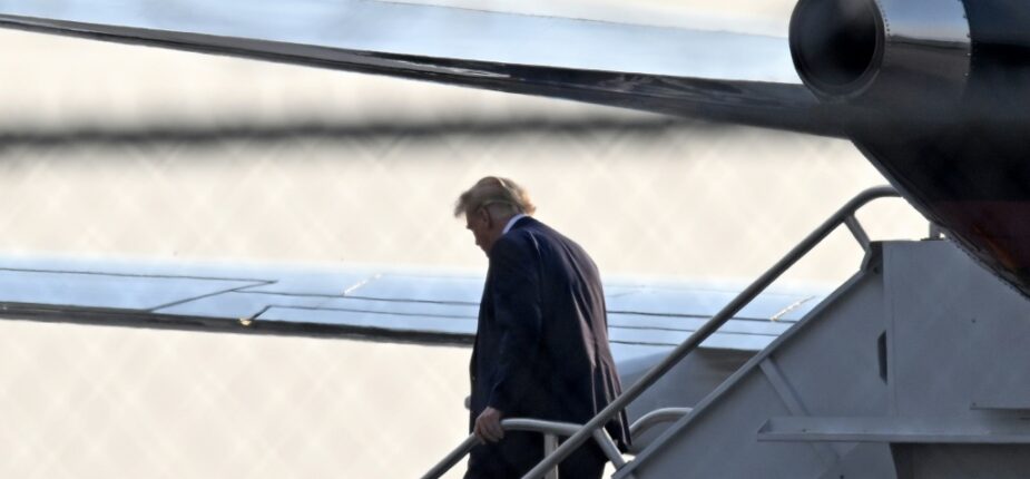 L'ancien président américain Donald Trump à son arrivée à l'aéroport d'Atlanta, le 24 août 2023 en Géorgie