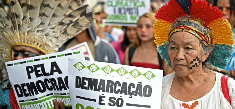 Des représentants de peuples autochtones défilent dans les rues de Brasilia en marge d'un procès crucial pour leurs droits, le 30 août 2023