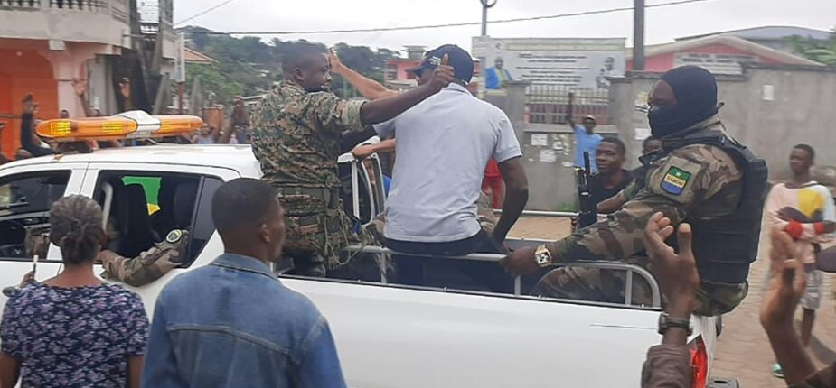 Des habitants applaudissent des membres des forces de sécurité dans le quartier Plein Ciel, à Libreville, le 30 août 2023 au Gabon