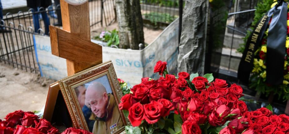 La tombe d'Evguéni Prigojine, chef du groupe paramilitaire russe Wagner, au cimetière de Porokhovskoïé, le 30 août 2023 à Saint-Pétersbourg